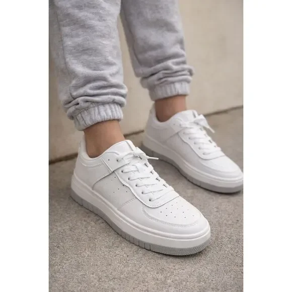 PrettyLittleThing White Contrast Sole Chunky Platform Trainers US Size 8 NWT - Picture 1 of 7